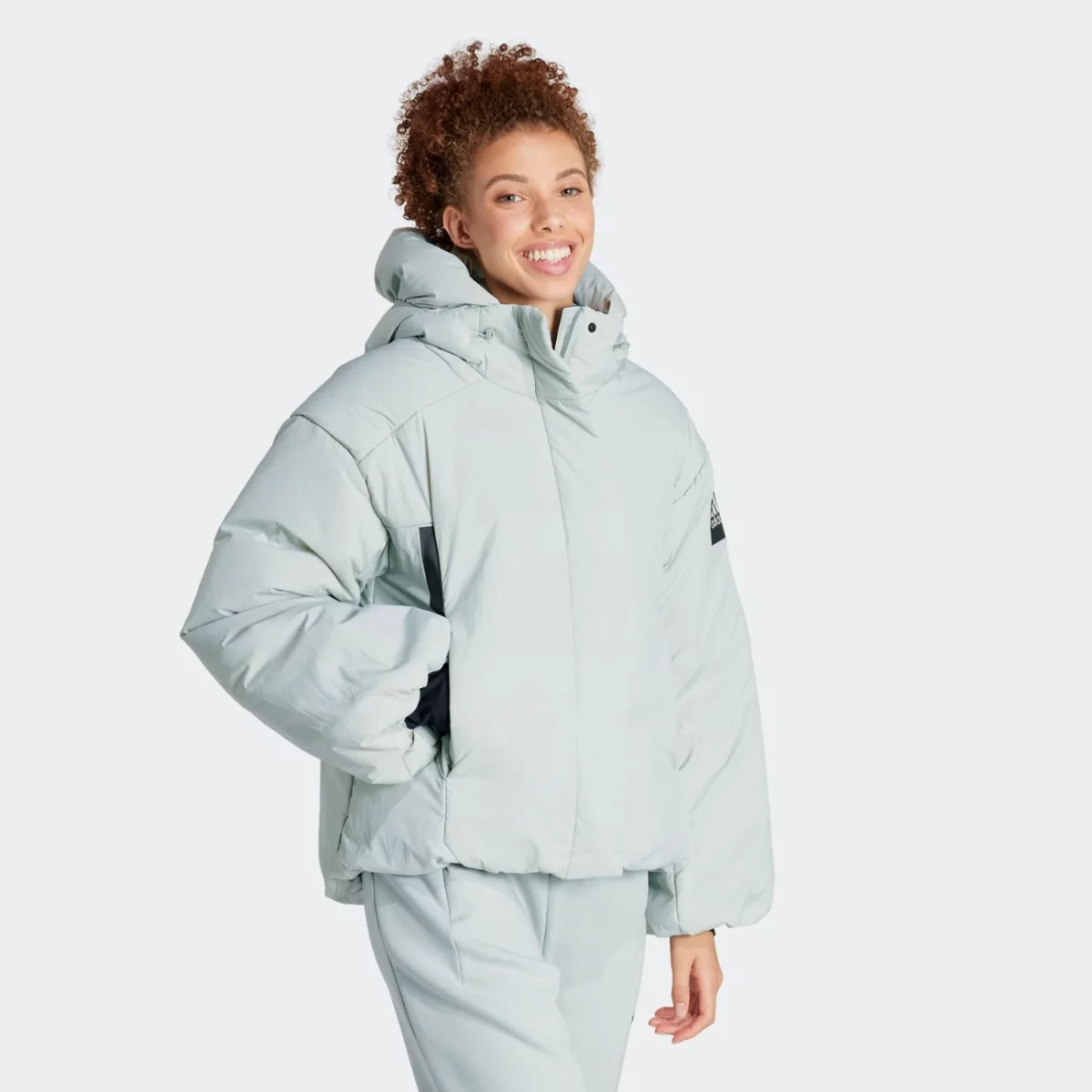 ik3122_6_apparel_on-model_walking-view_grey-huge-6657a6741ff89