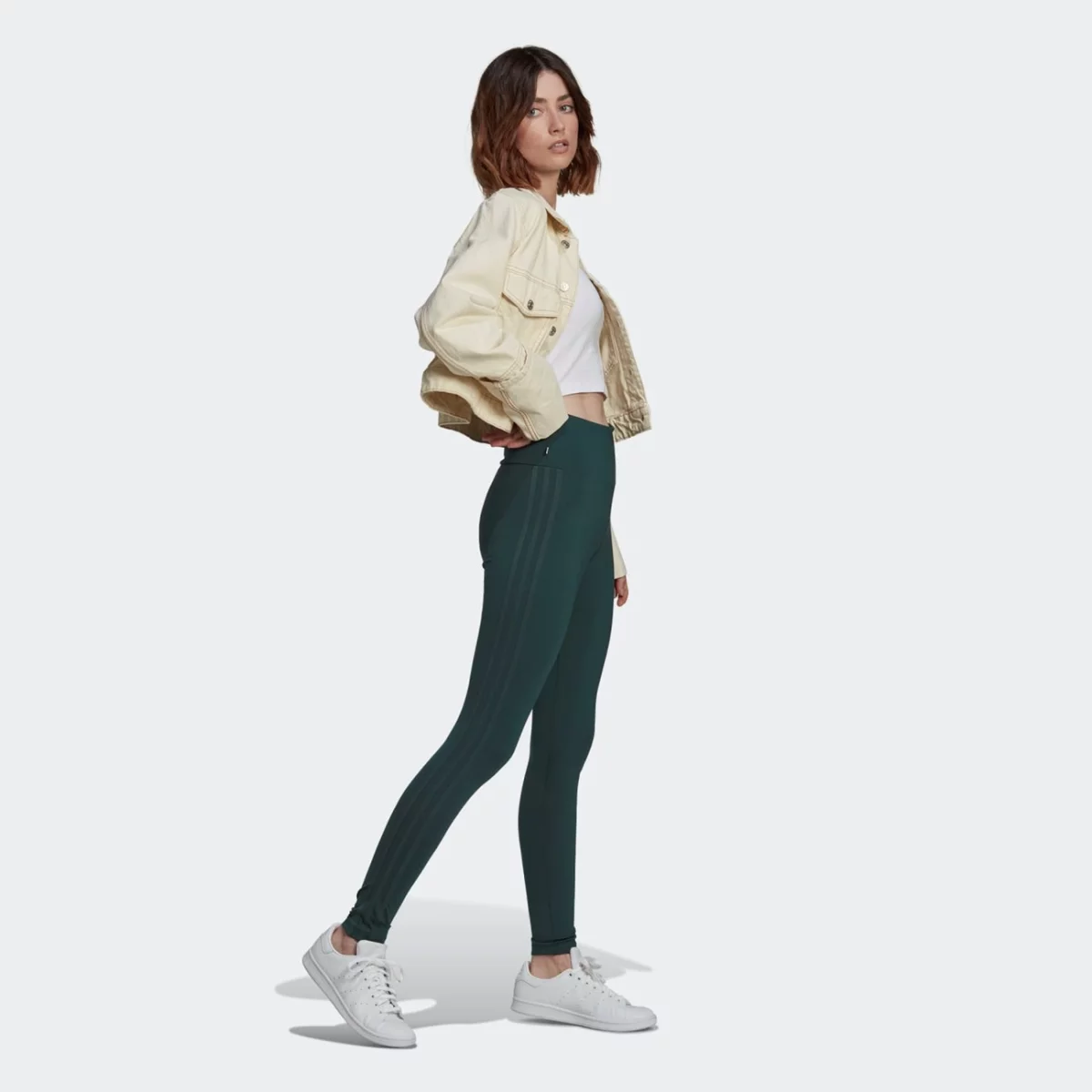 hn5904_5_apparel_on-model_walking-view_grey-huge-665793137d9ac