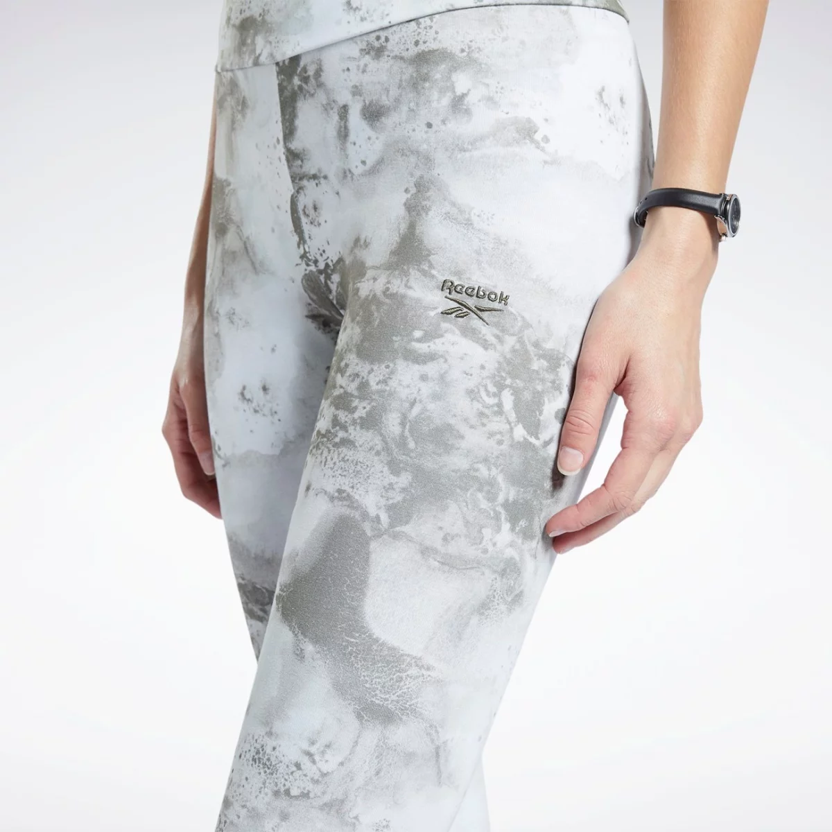 h58675_app_on-model_detail-1_gradient-huge-66577756e1df5