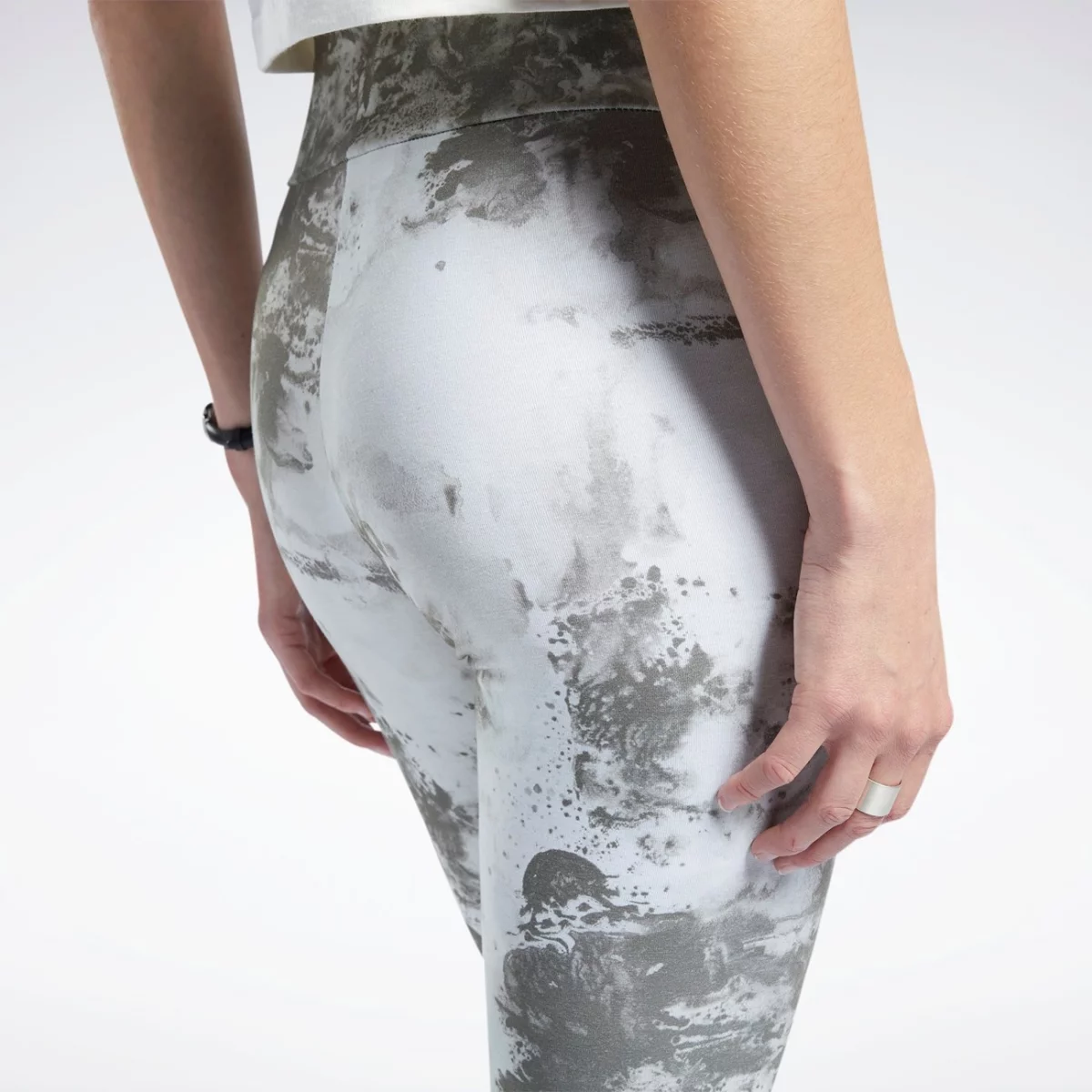 h58675_app_on-model_detail-3_gradient-huge-6657775a31aa0