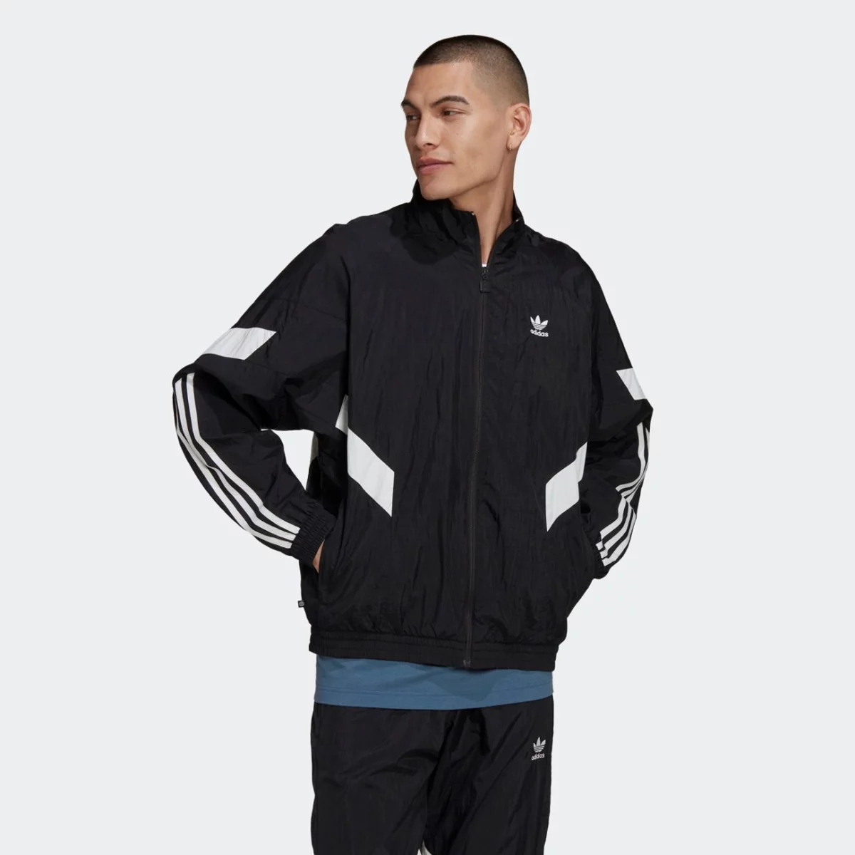 hk7322_3_apparel_on-model_standard-view_grey-huge-665792a41ec35