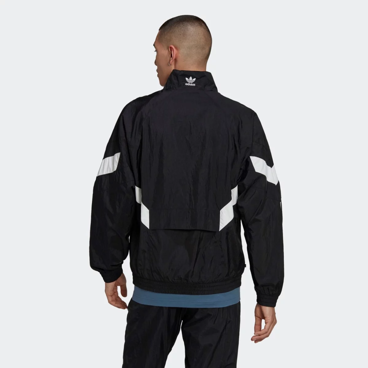 hk7322_5_apparel_on-model_back-view_grey-huge-665792aa35a03