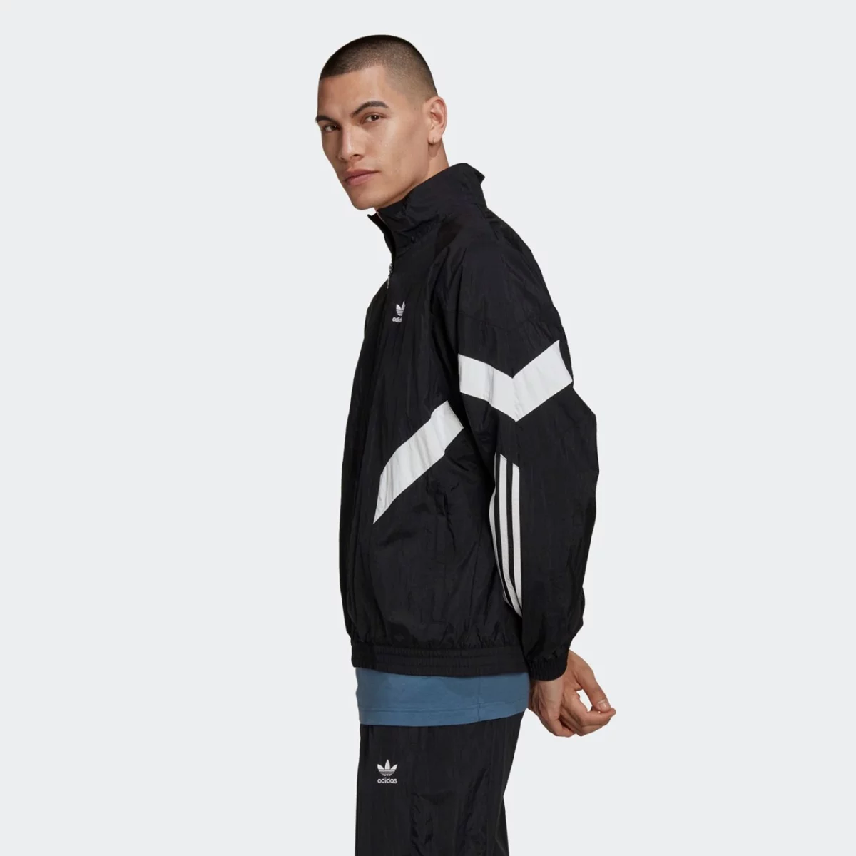 hk7322_6_apparel_on-model_side-view_grey-huge-665792a590fbc