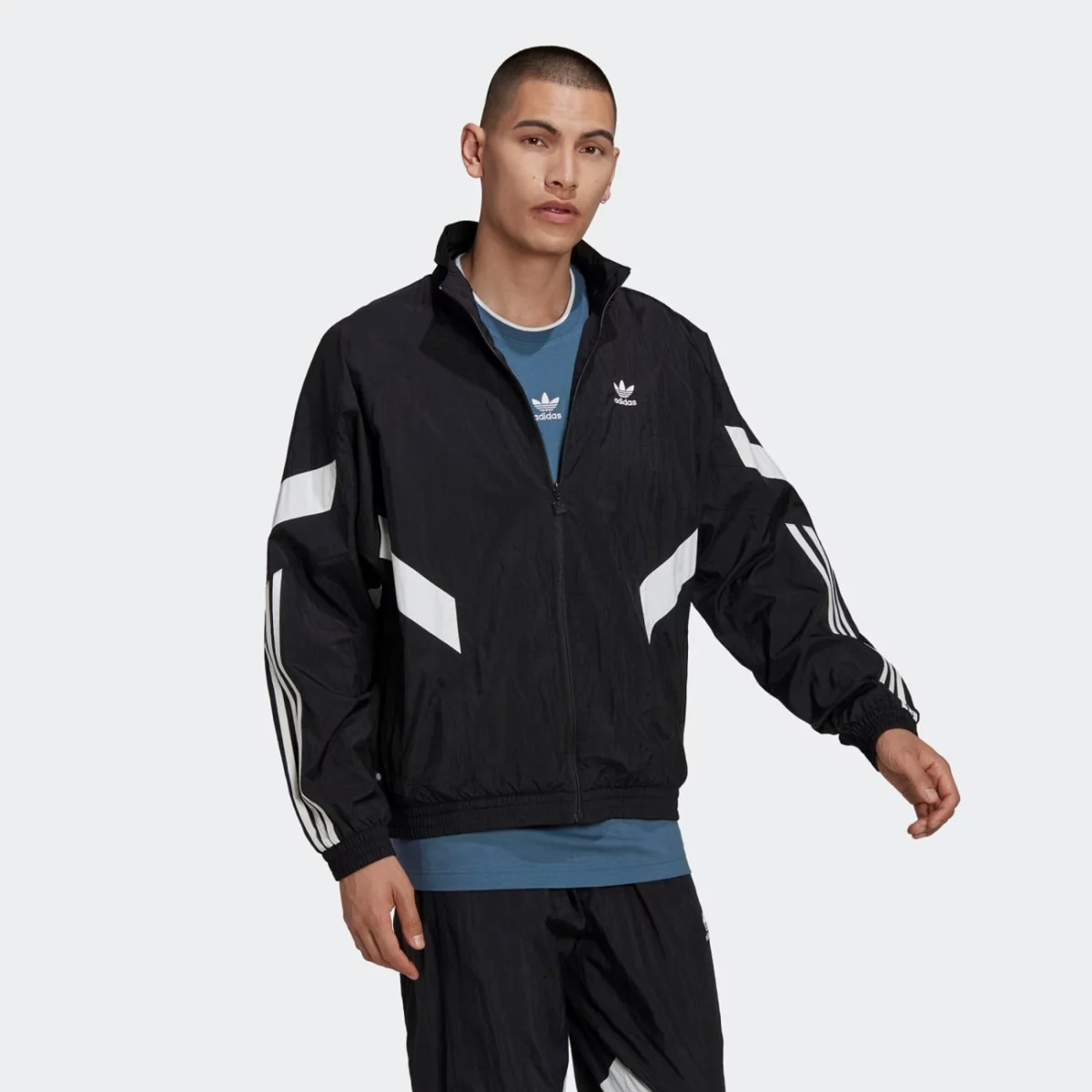 hk7322_7_apparel_on-model_walking-view_grey-huge-665792a6edae2