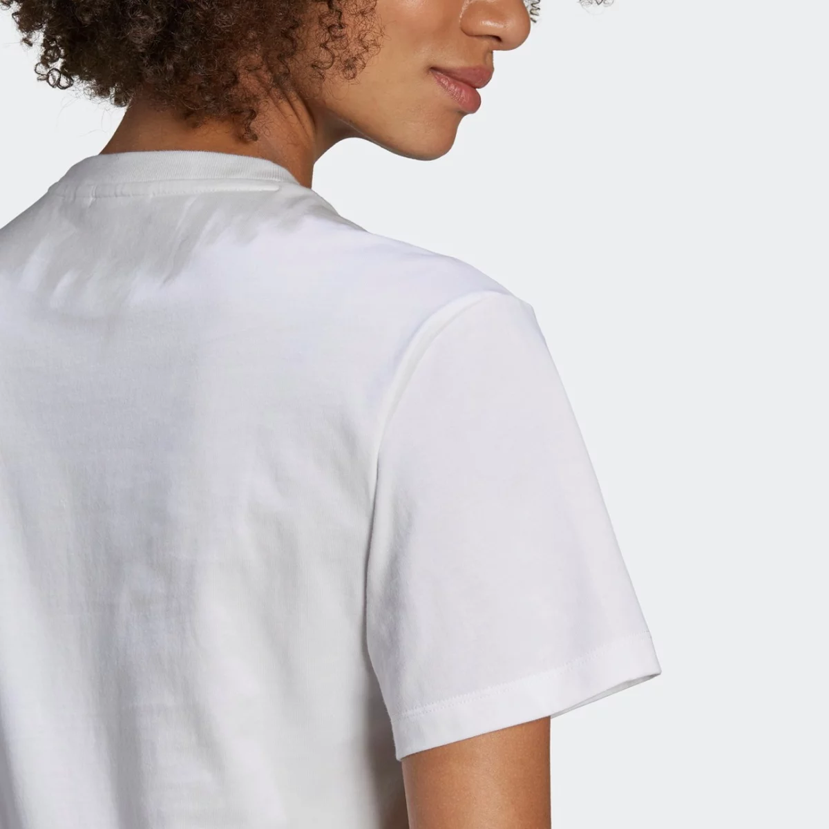 he0322_app_on-model_detail-2_gradient-huge-665773c966d64