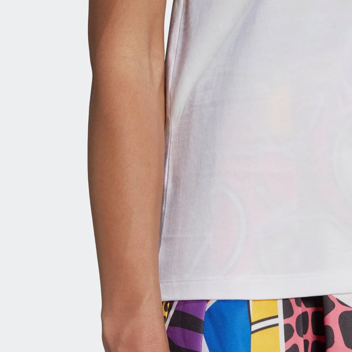 he0322_app_on-model_detail-3_gradient-huge-665773c7bbd3a