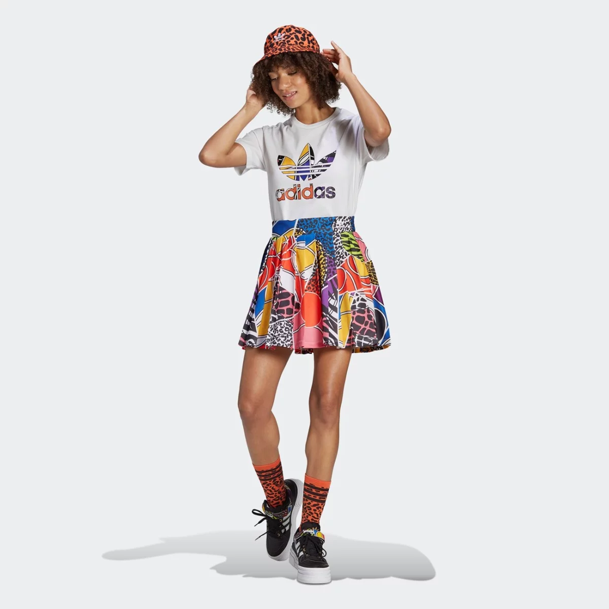 he0322_app_on-model_standard-outfit_gradient-huge-665773c4d9e05