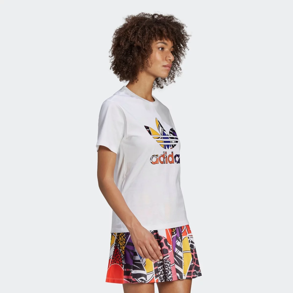 he0322_app_on-model_walking_gradient-huge-665773beedef1