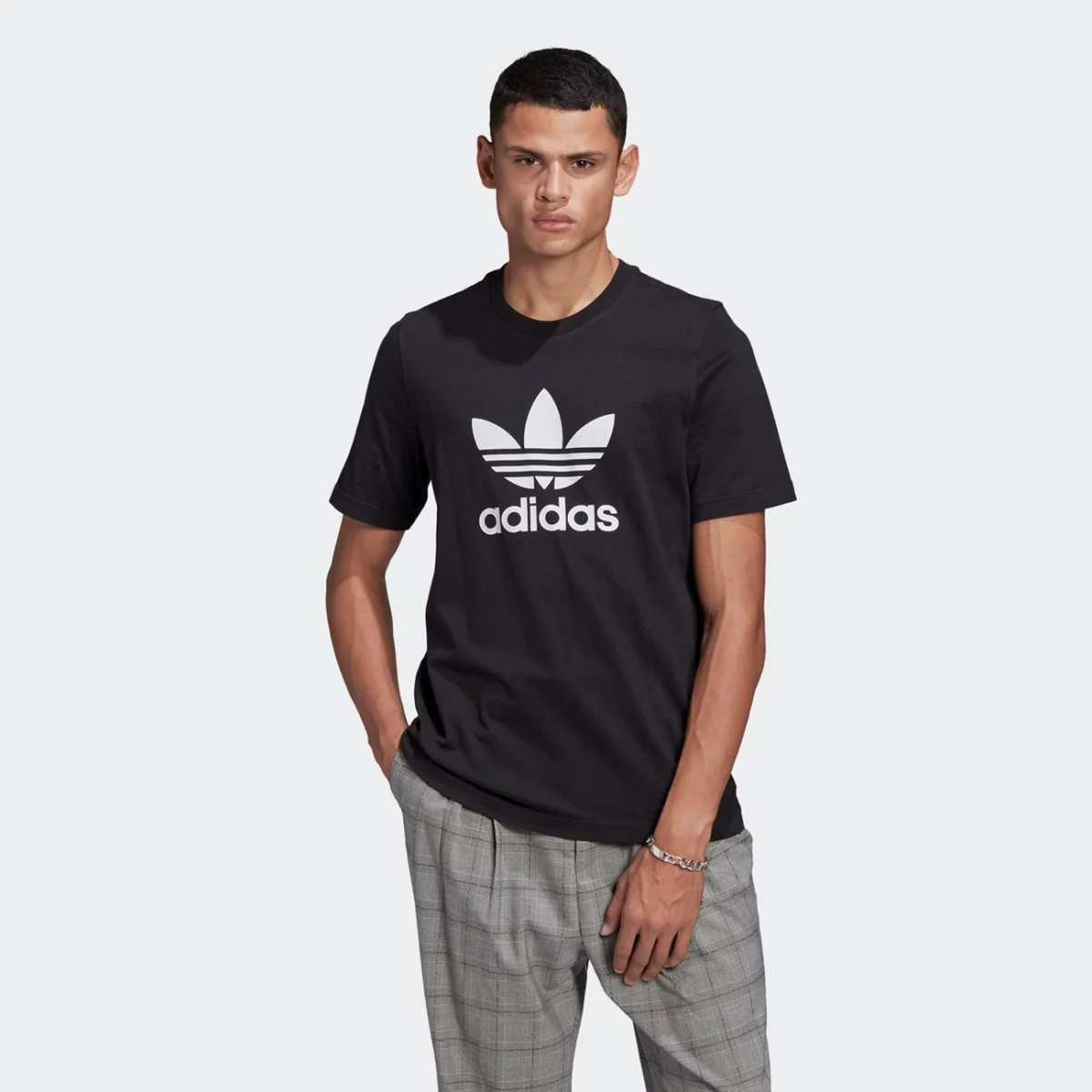 gn3462_app_on-model_standard_gradient-huge-665753cc4df6d