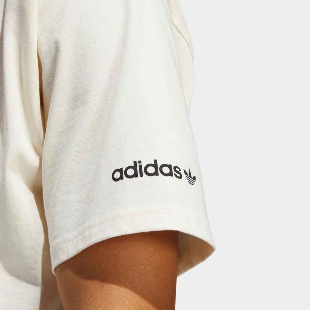 hc2140_app_on-model_detail-2_gradient-huge-66577a3a8edad