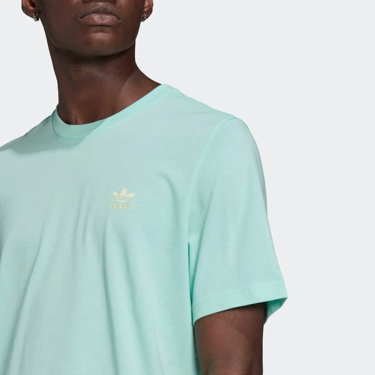 gn3404_app_on-model_detail-1_gradient-huge-665755e19e100