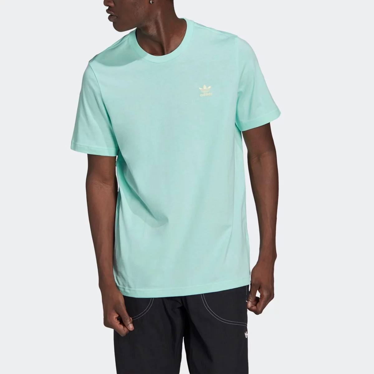 gn3404_app_on-model_front_gradient-huge-665755deab091