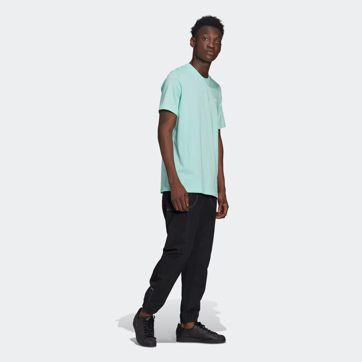 gn3404_app_on-model_walking_gradient-huge-665755e4c5153