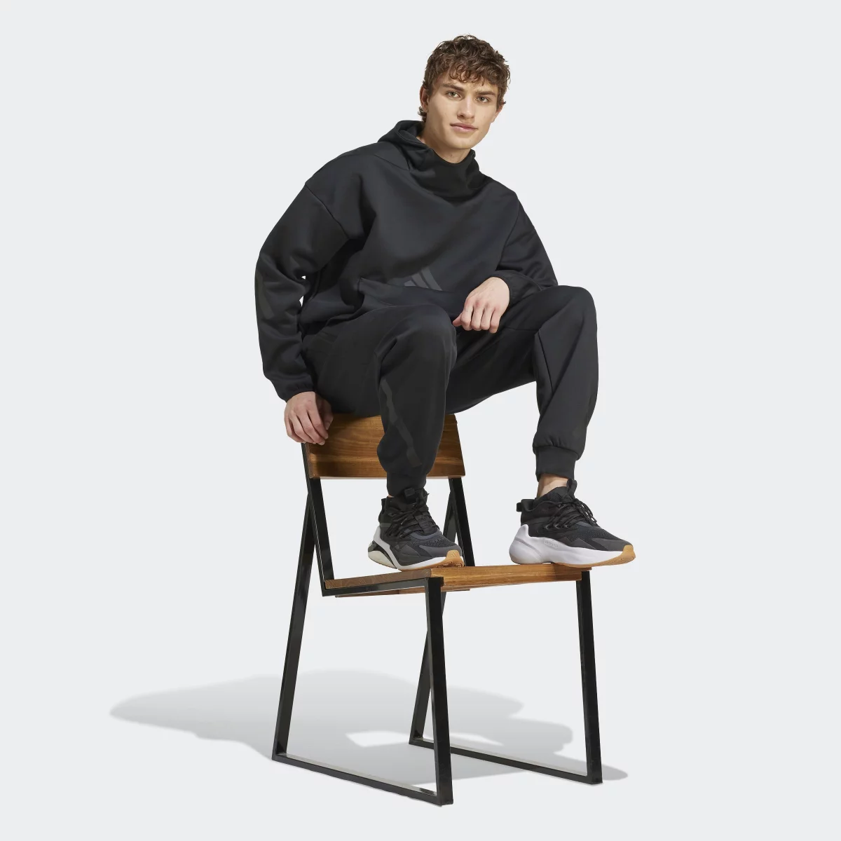 67402db800fa0JE7537_6_APPAREL_On_Model_Walking_View_grey