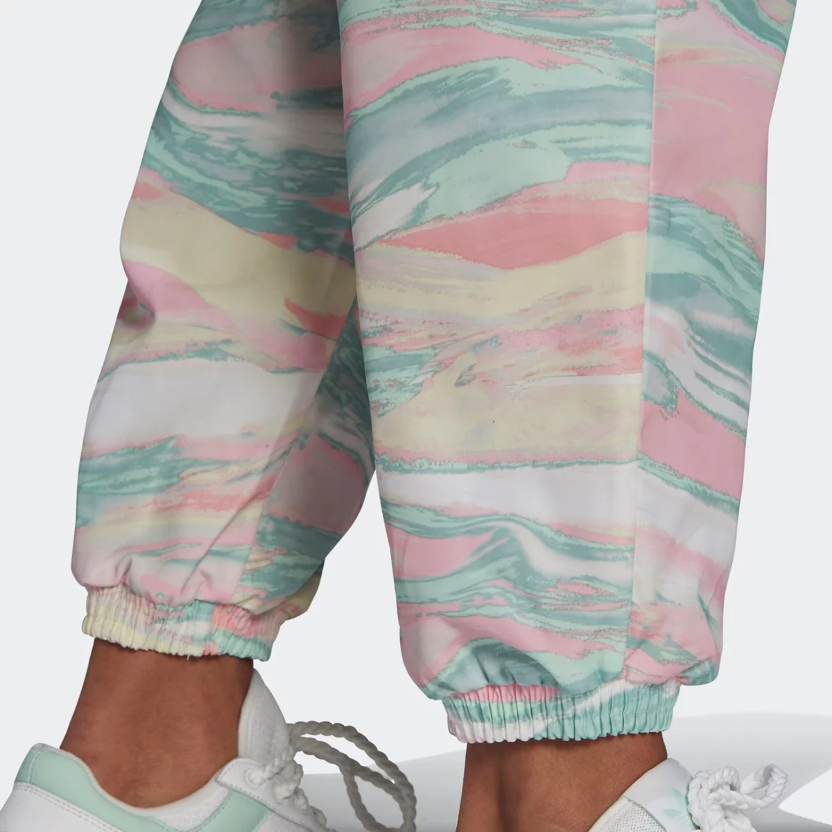 gn4290_app_on-model_detail-2_gradient-huge-66575319043da