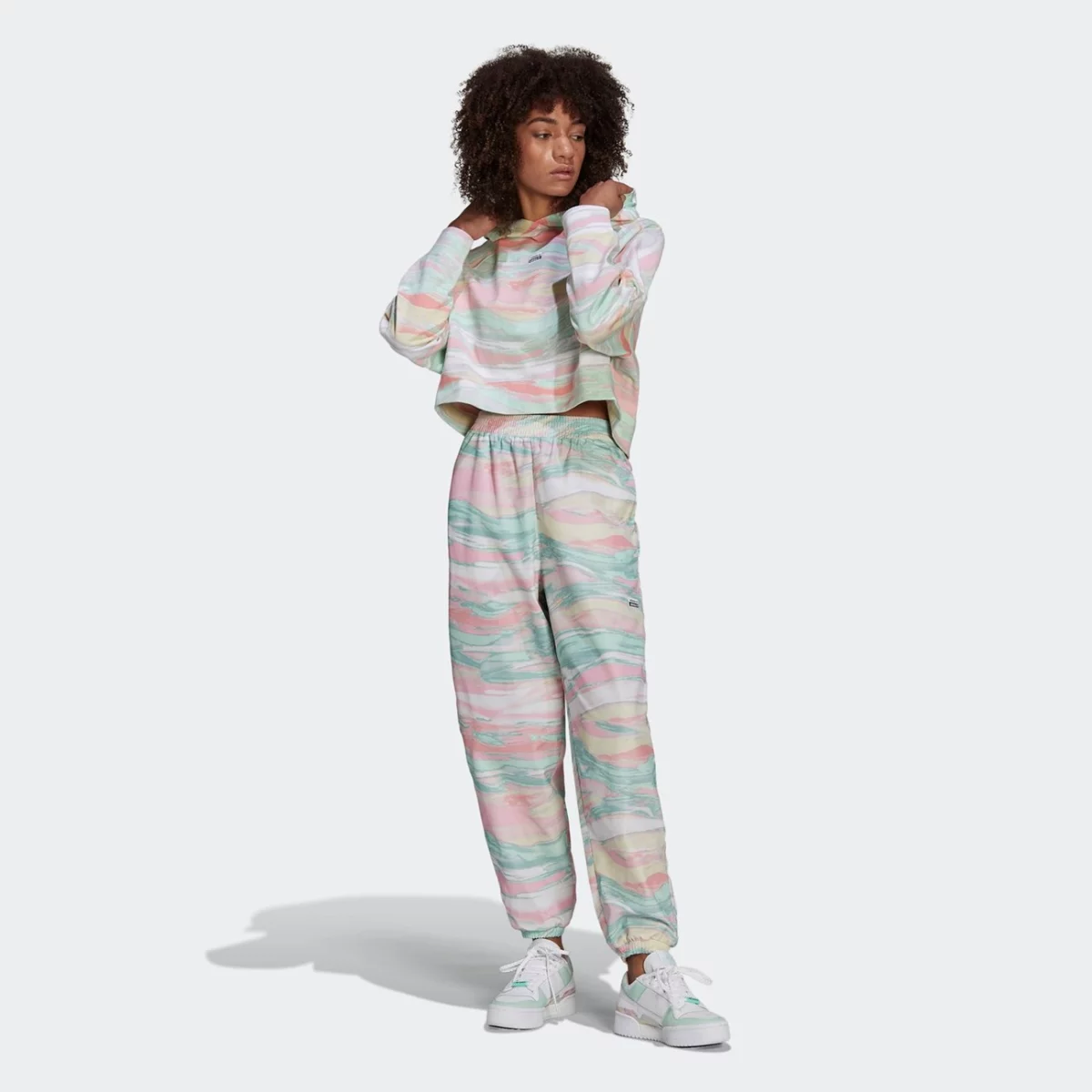 gn4290_app_on-model_standard-outfit_gradient-huge-66575321b0d44