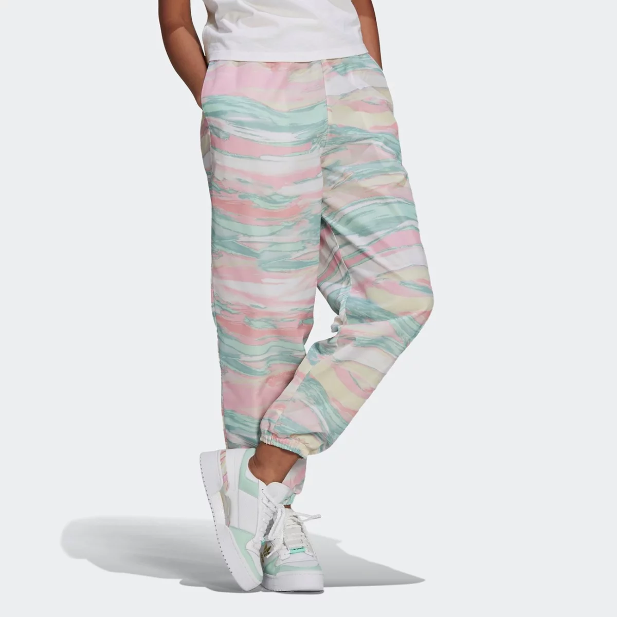 gn4290_app_on-model_walking_gradient-huge-665753200e639