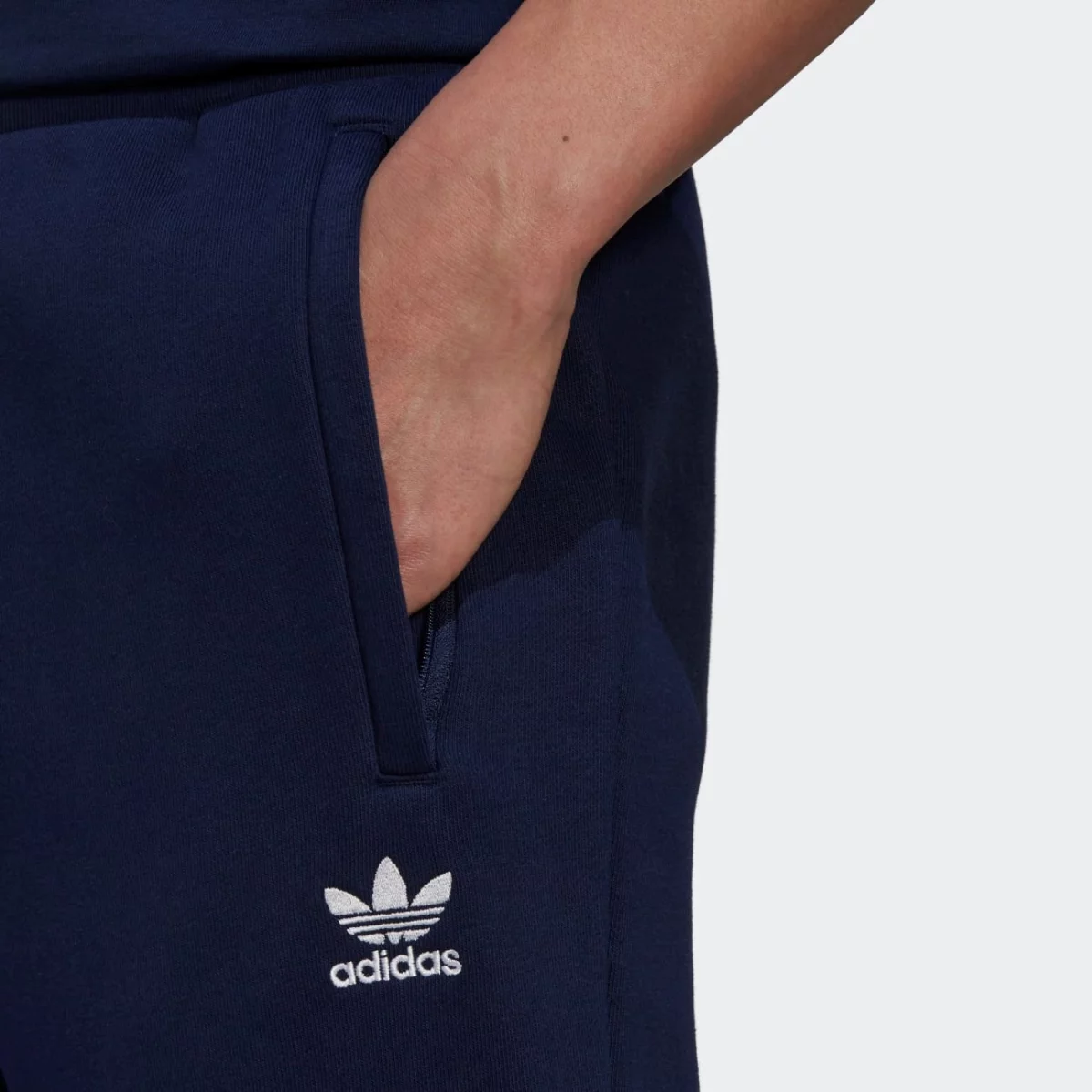 hk0107_6_apparel_on-model_detail-view-1_grey-huge-665793e8aeb61