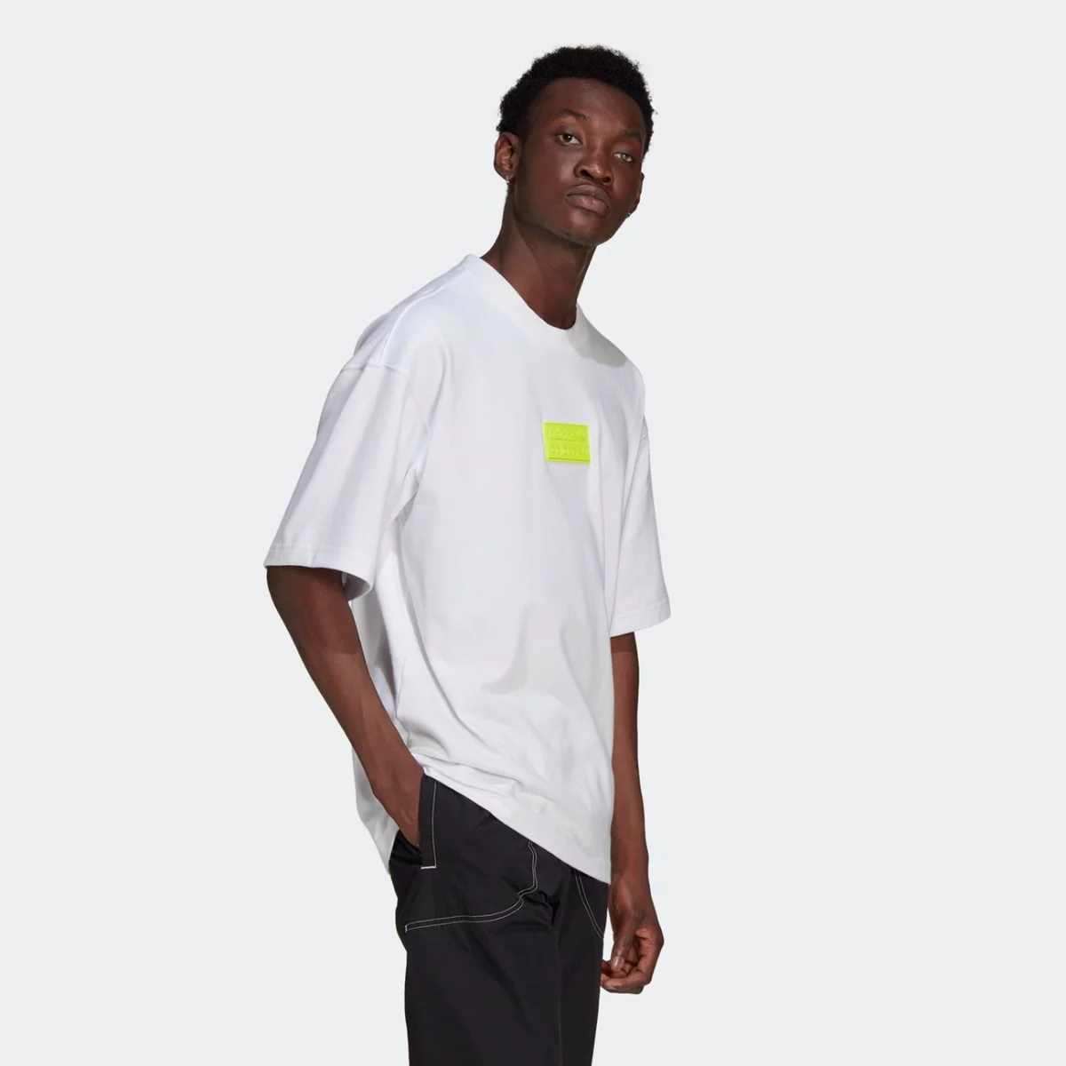 gn8050_app_on-model_walking_gradient-huge-665754b19eb4f