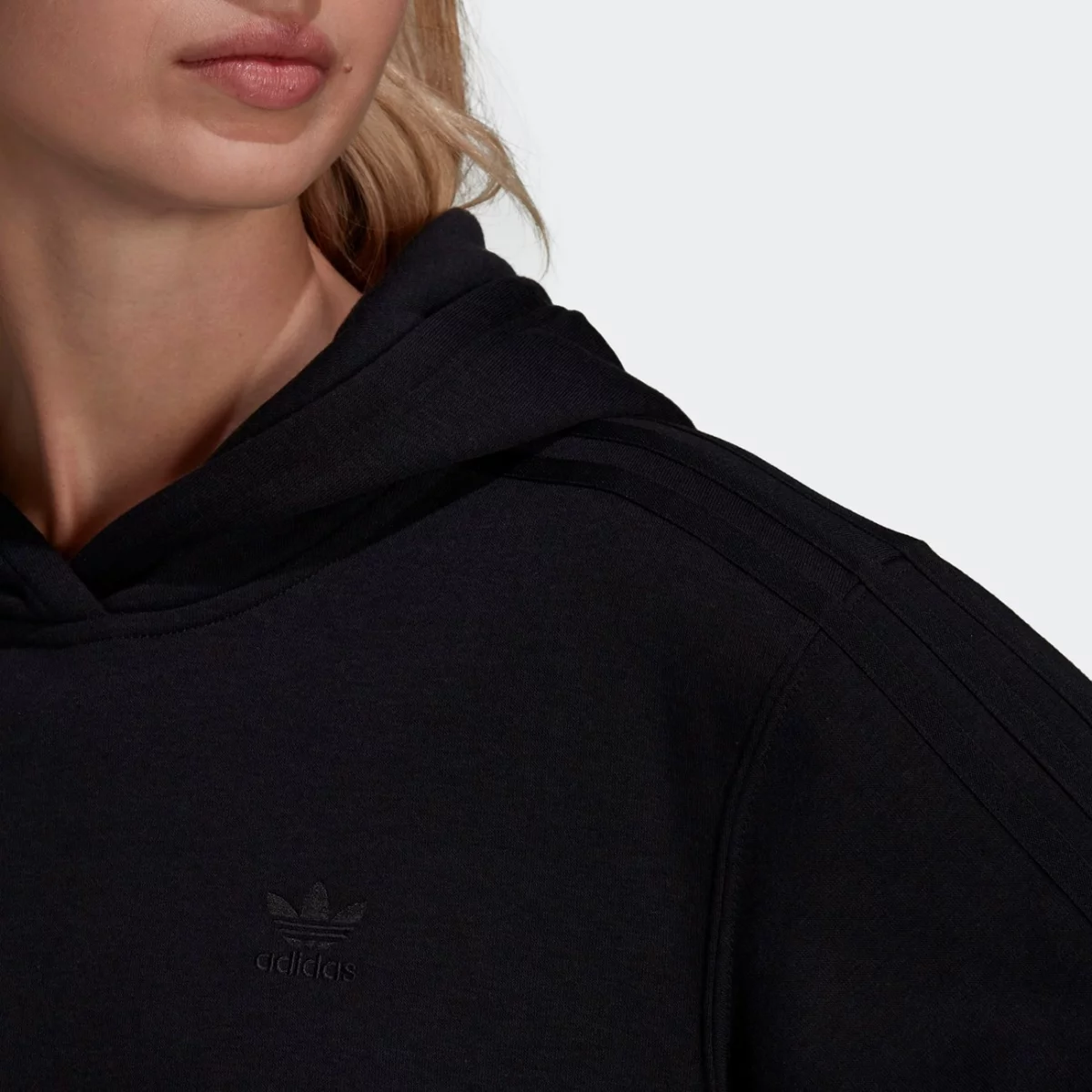 he4678_app_on-model_detail-2_gradient-huge-6657764a427eb