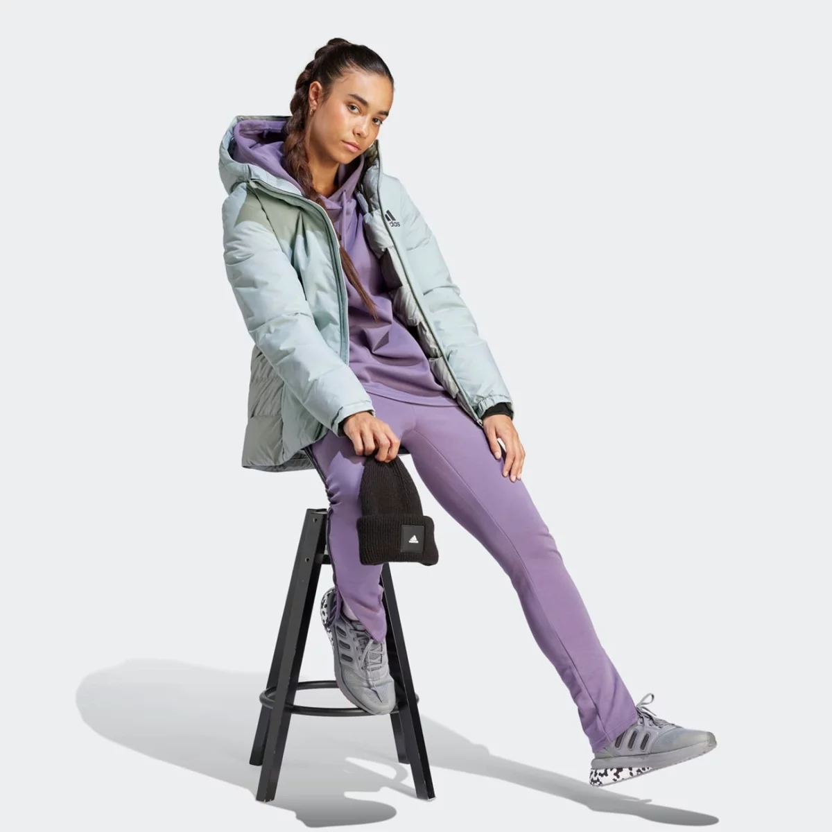 ik3141_6_apparel_on-model_walking-view_grey-huge-6657abb959451