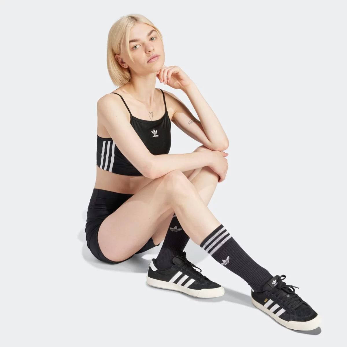 iu2415_6_apparel_on-model_walking-view_grey-huge-6657b1f80da2c