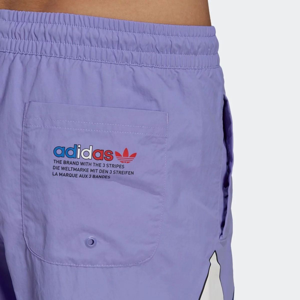 gn3569_app_on-model_detail-2_gradient-huge-6657536f25088