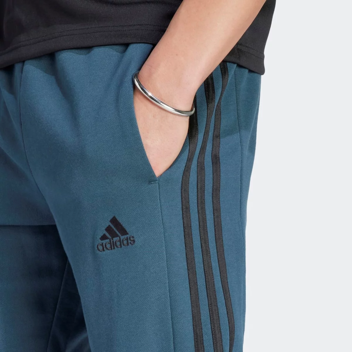 ij8698_6_apparel_on-model_detail-view-1_grey-huge-6657a5290ba62