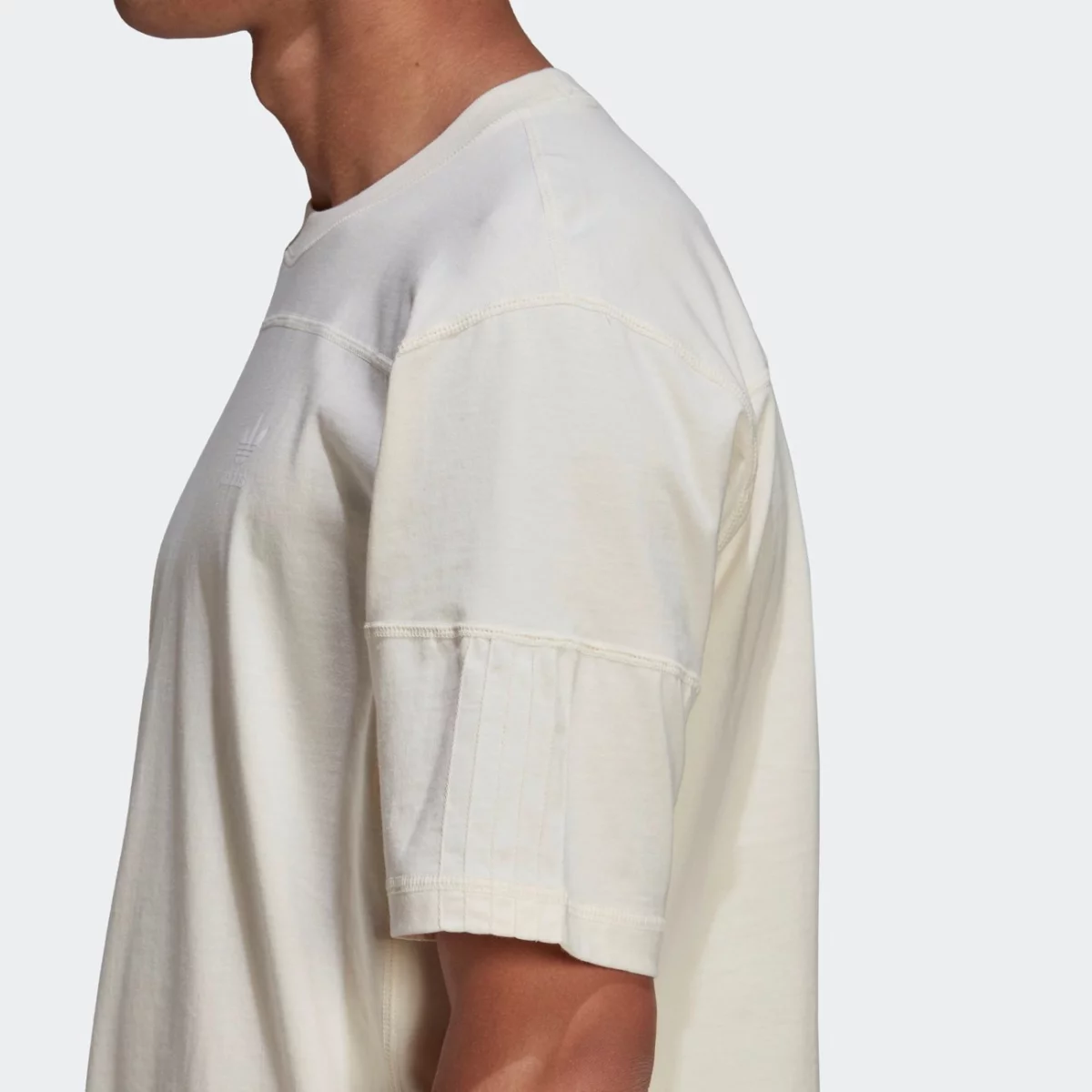 hc1967_app_on-model_detail-2_gradient-huge-66577979df24a