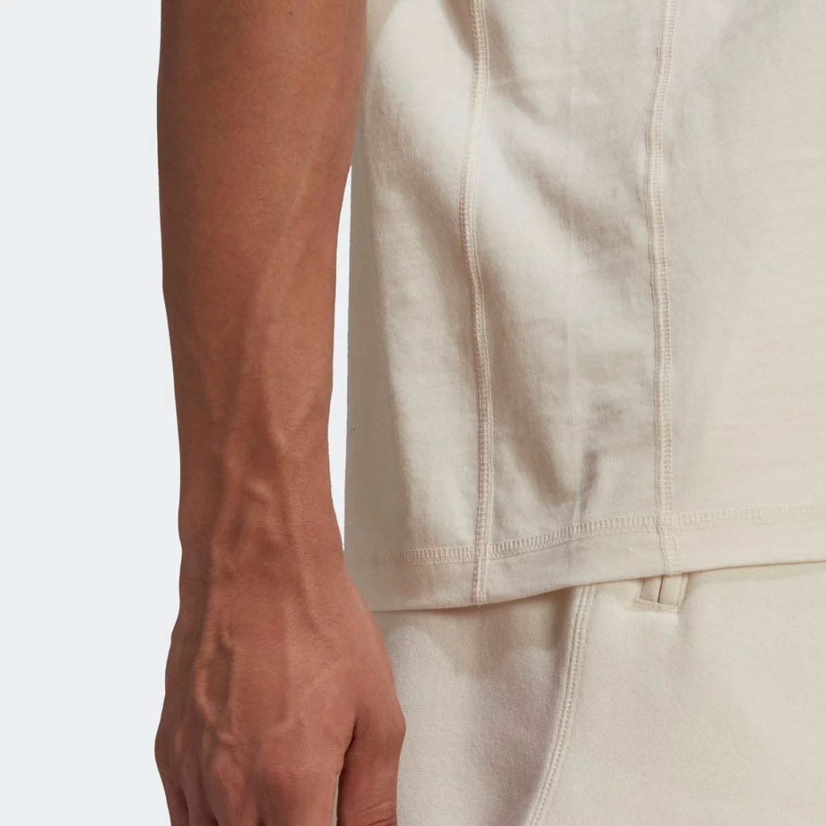 hc1967_app_on-model_detail-3_gradient-huge-66577977f0c82