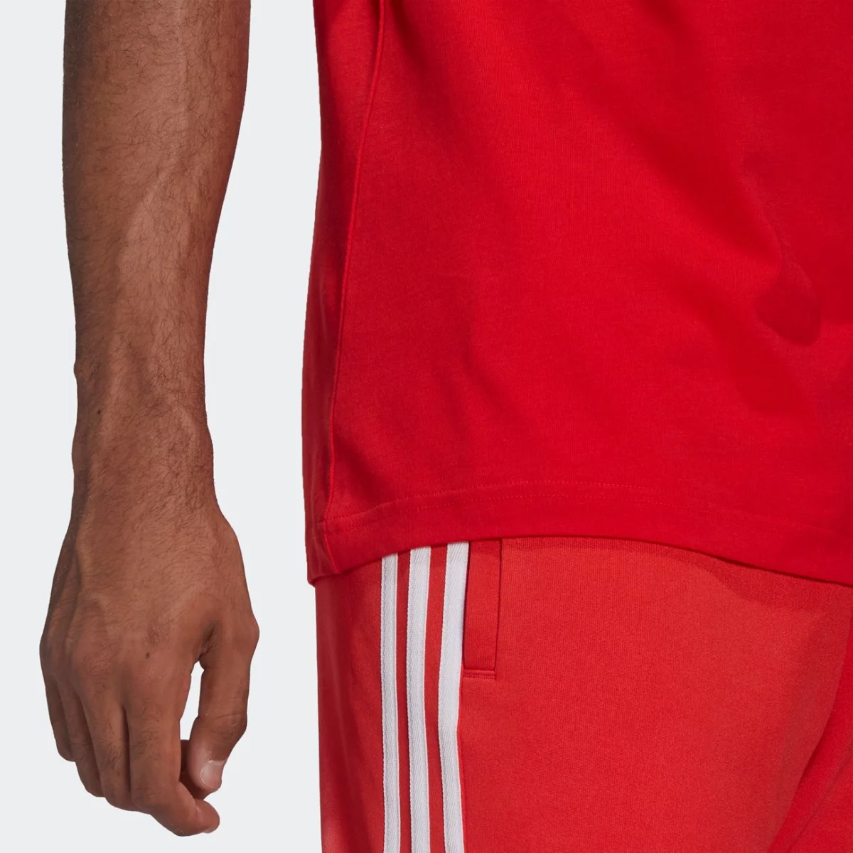 he9547_app_on-model_detail-2_gradient-huge-6657757382cc6