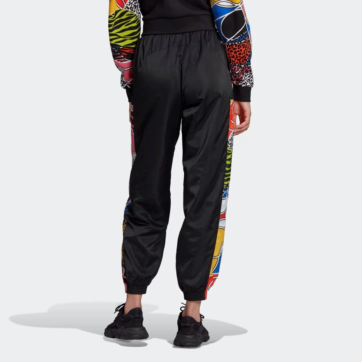hc4468_app_on-model_back_gradient-huge-665774172102c
