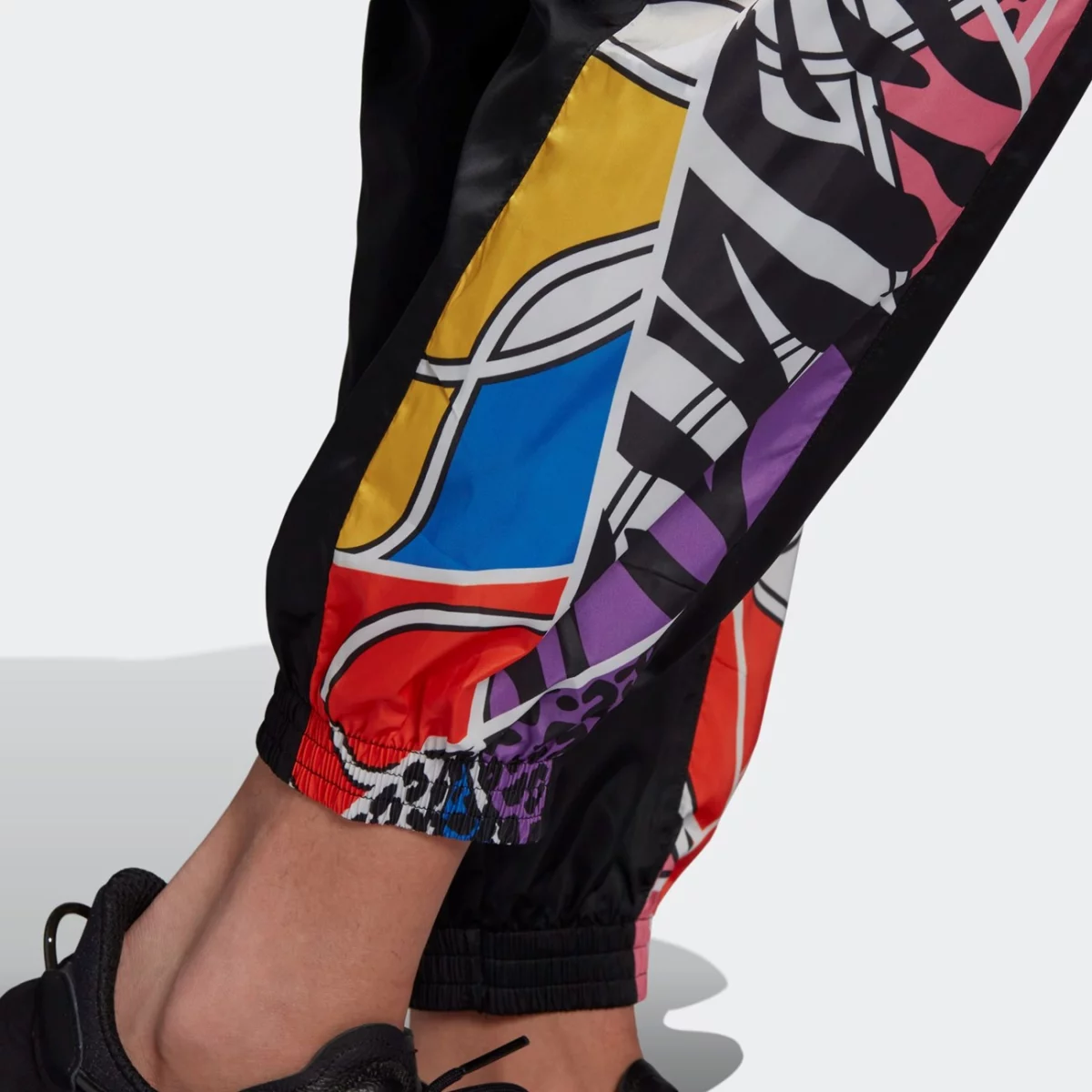 hc4468_app_on-model_detail-3_gradient-huge-6657741d58aae