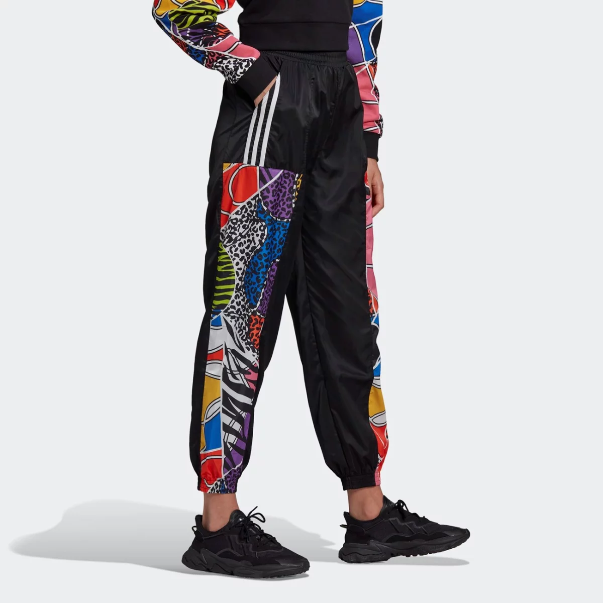 hc4468_app_on-model_walking_gradient-huge-66577419eb47b