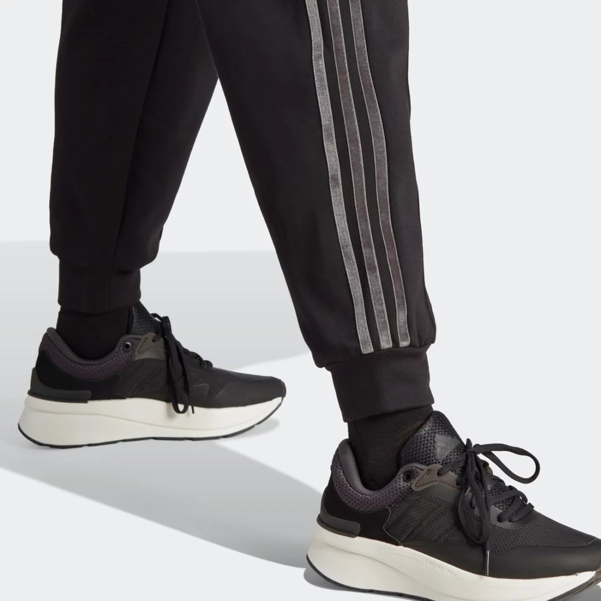 ia3150_9_apparel_on-model_detail-view-2_grey-huge-6657a7d34ab71