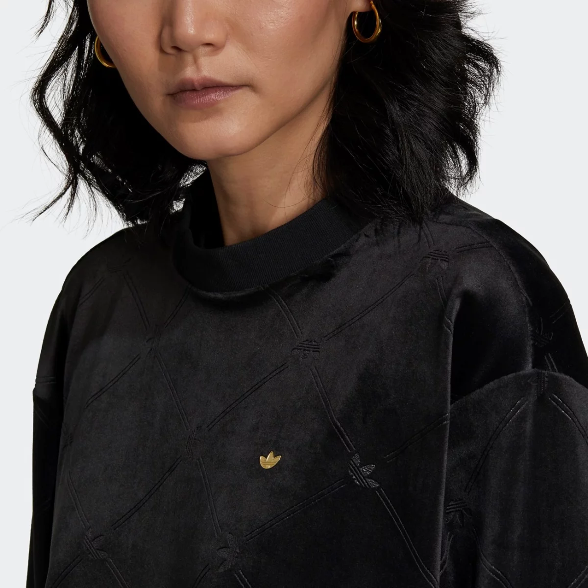 h18042_app_on-model_detail-1_gradient-huge-66576199ce465
