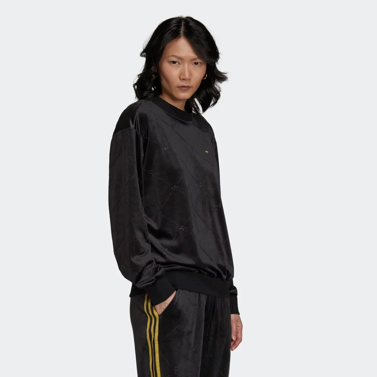 h18042_app_on-model_walking_gradient-huge-665761962928d