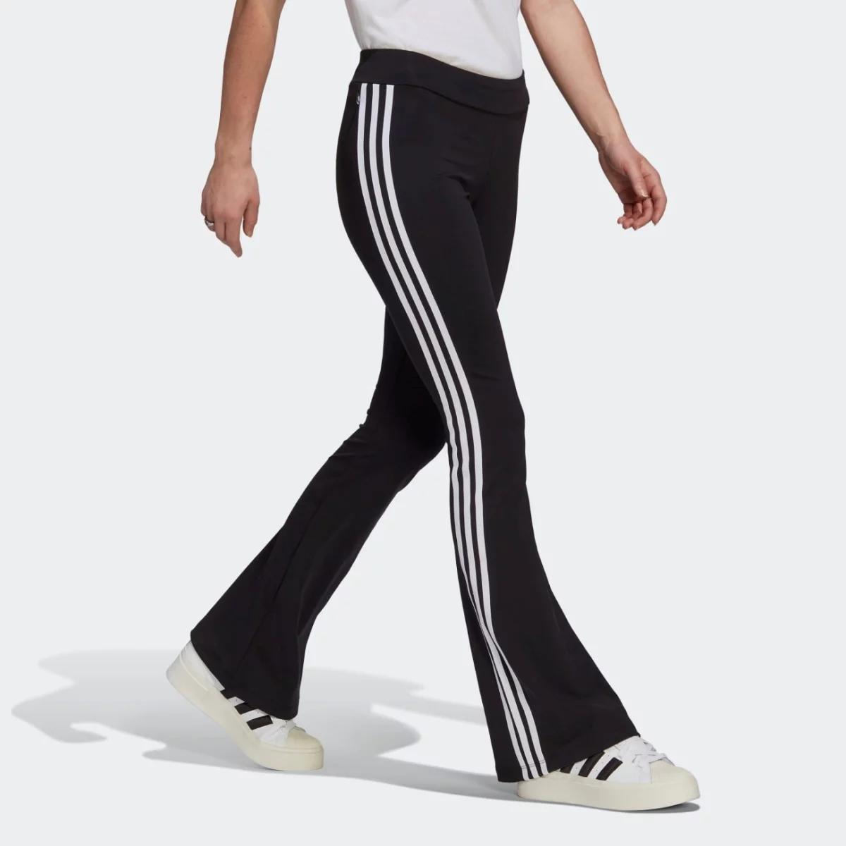 hm2139_5_apparel_on-model_walking-view_grey-huge-66579347b6e47
