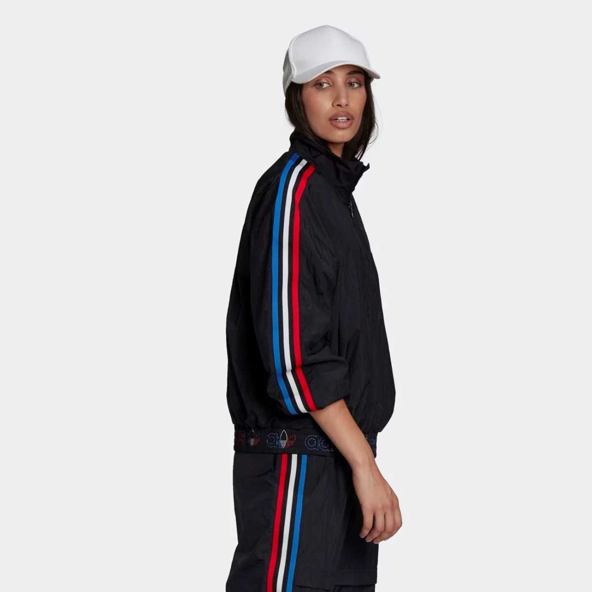 gt8464_app_on-model_walking_gradient-huge-6657541cc1220