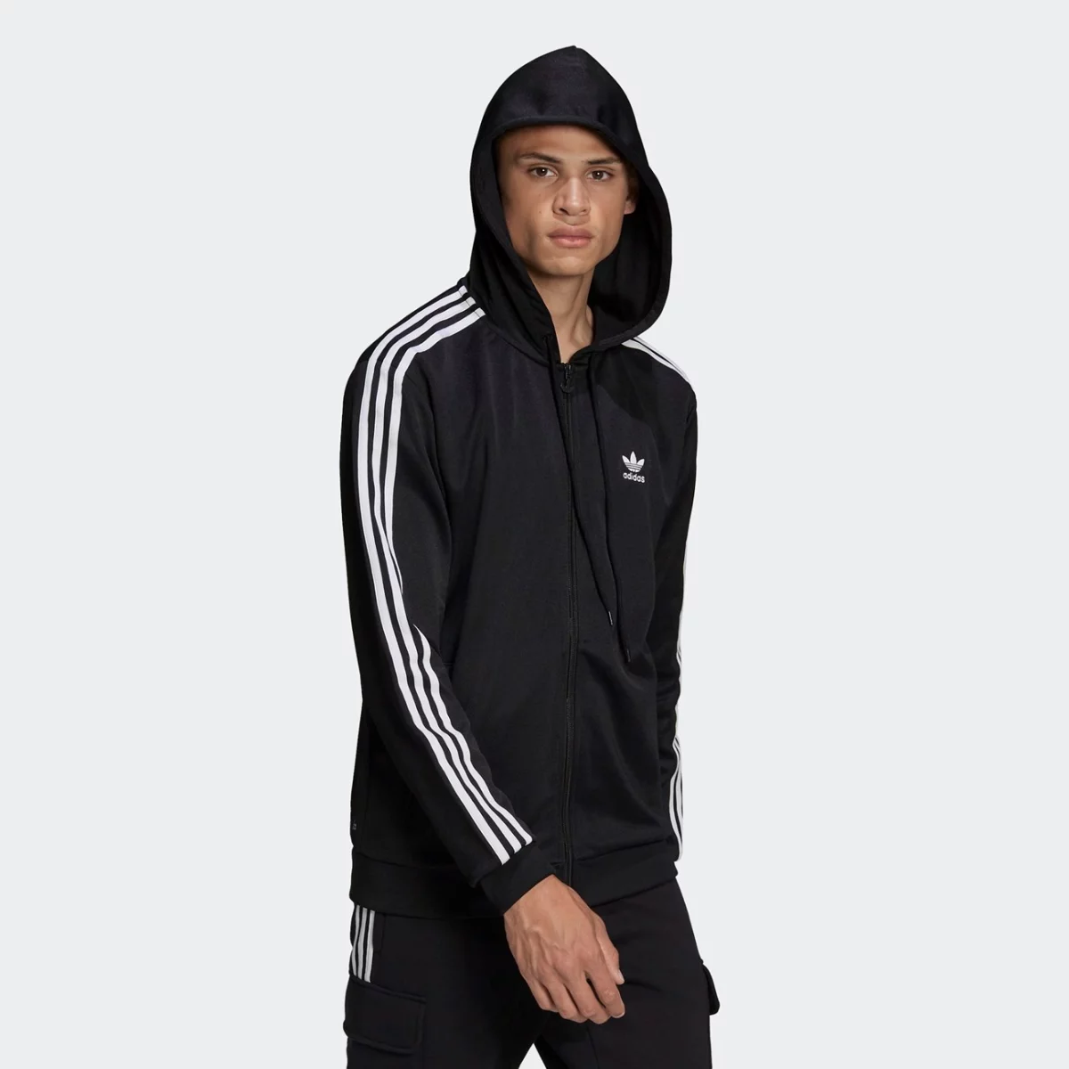 hb9512_app_on-model_walking_gradient-huge-66577a8e709a8