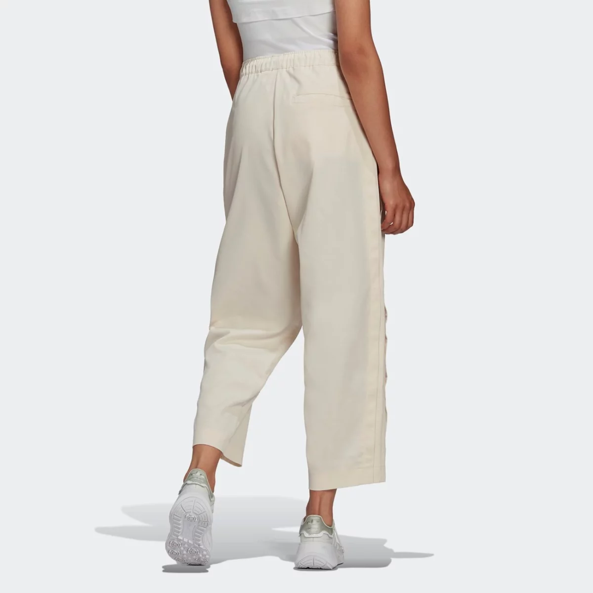 hf2009_app_on-model_back_gradient-huge-66577515507de