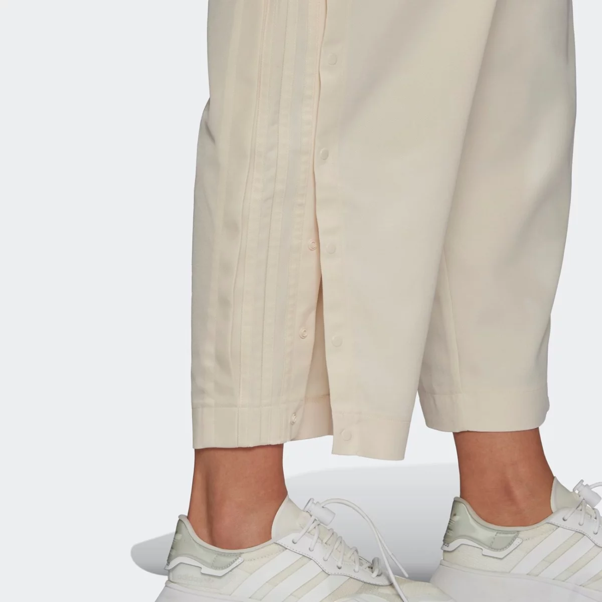 hf2009_app_on-model_detail-2_gradient-huge-66577510d784c