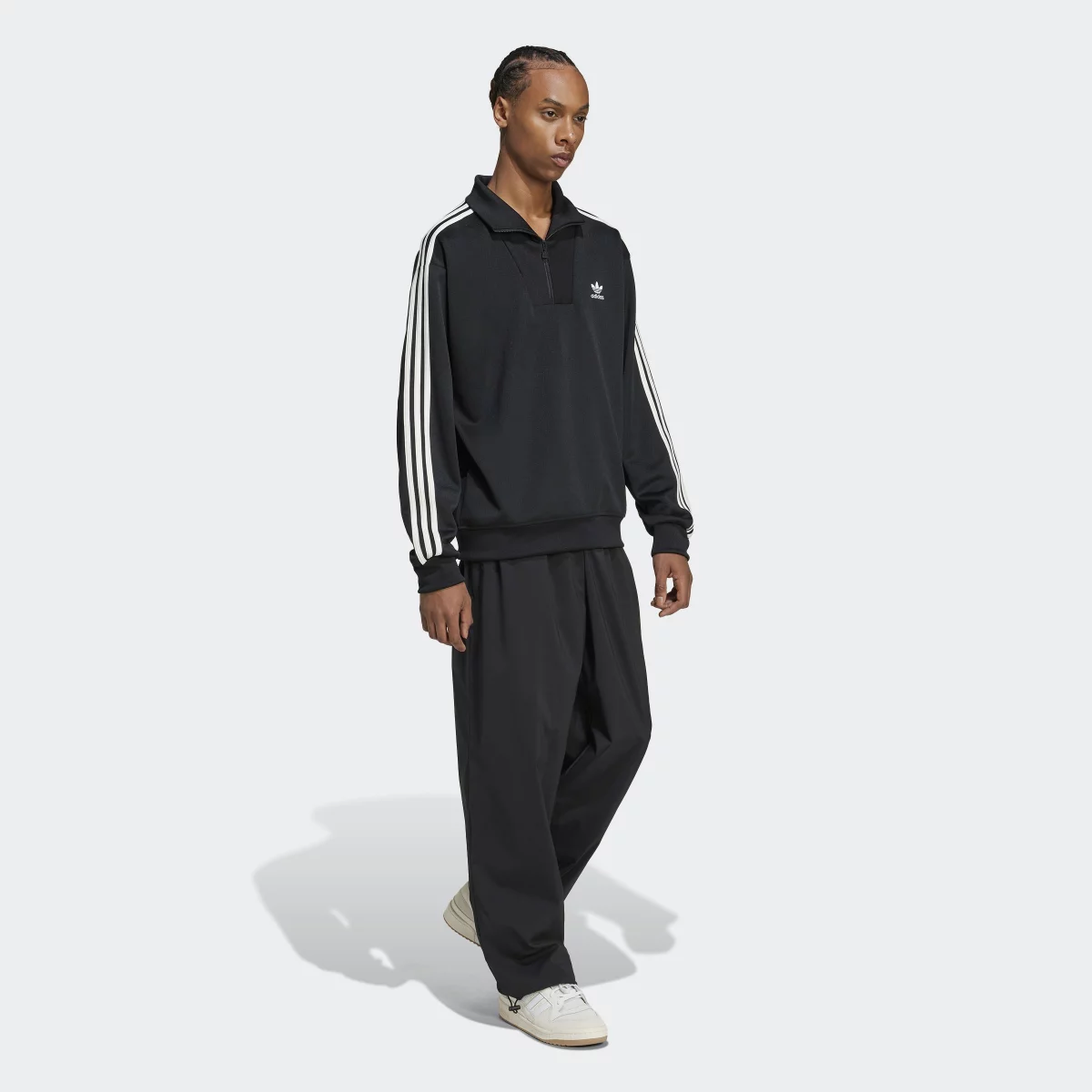 672c8c9f34468IZ4803_6_APPAREL_On_Model_Walking_View_grey