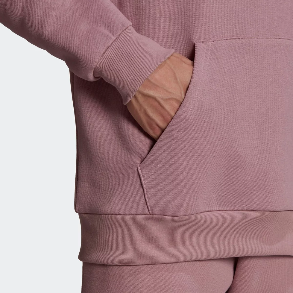 he9416_app_on-model_detail-2_gradient-huge-665776b346394