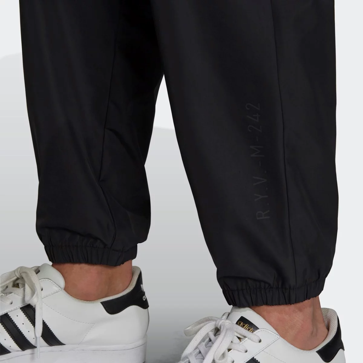 h59875_app_on-model_detail-2_gradient-huge-665764a2cbdd3