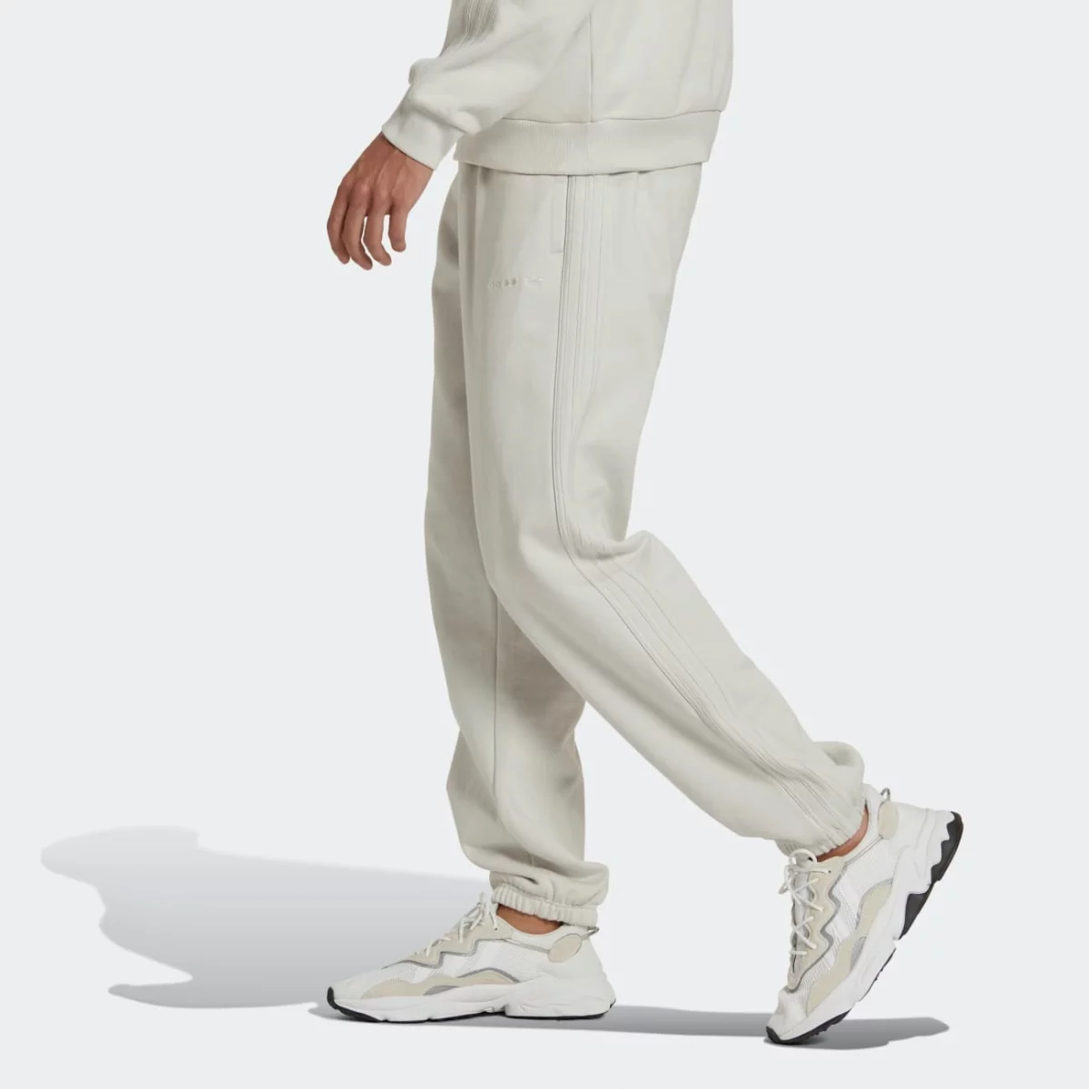 hk2728_4_apparel_on-model_side-view_grey-huge-665795370f6c3