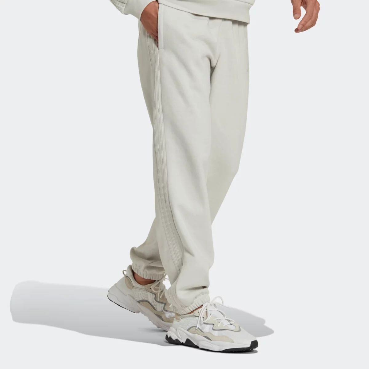 hk2728_5_apparel_on-model_walking-view_grey-huge-66579539f039b
