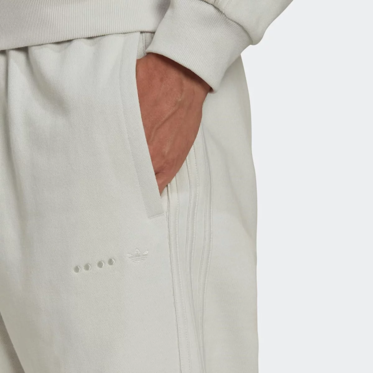 hk2728_6_apparel_on-model_detail-view-1_grey-huge-6657953b737ab