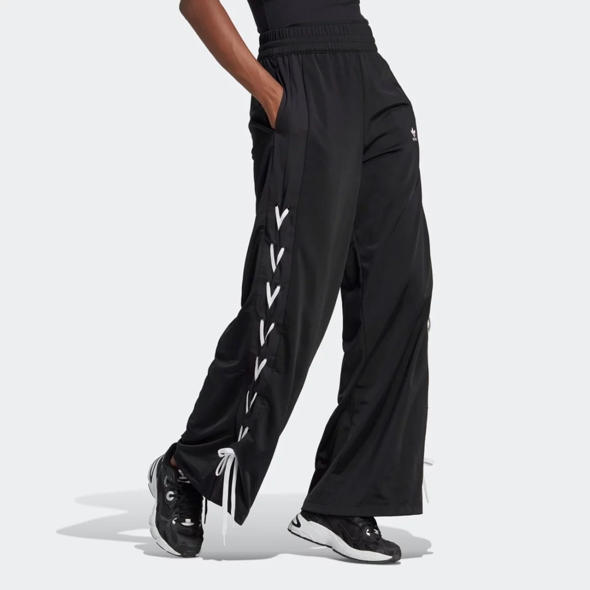 hk5085_5_apparel_on-model_walking-view_grey-huge-665794bed59a8