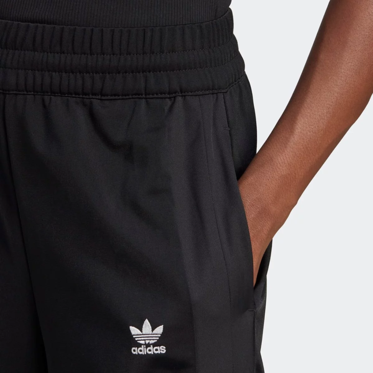 hk5085_6_apparel_on-model_detail-view-1_grey-huge-665794c49eb67